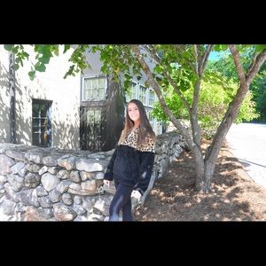 Super cute leopard print pull over. We have white and black!! We have S,m,L